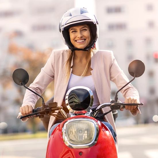 Imagem de pessoa andando de moto usando capacete