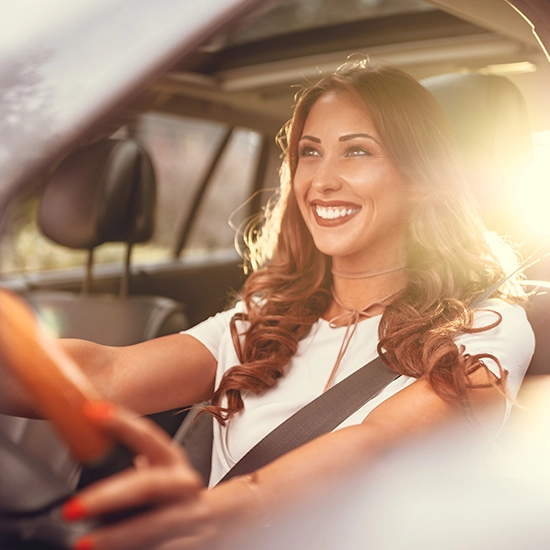 imagem ilustrativa de mulher dirigindo um carro.